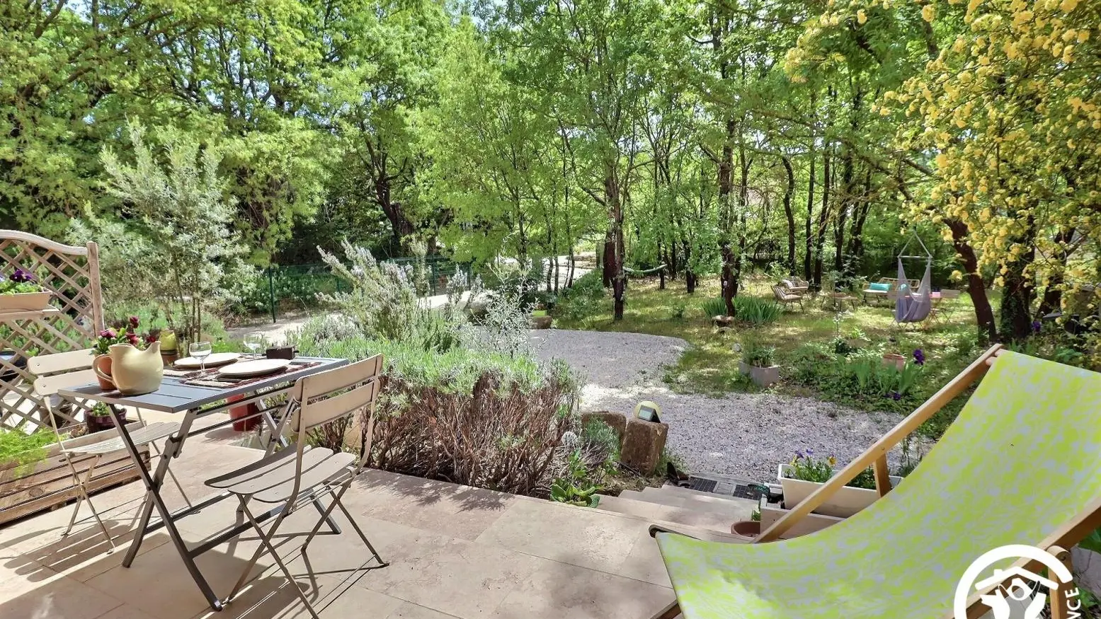 Le gîte ouvre sur une terrasse et la vue sur le sous-bois où un espace de détente vous attend