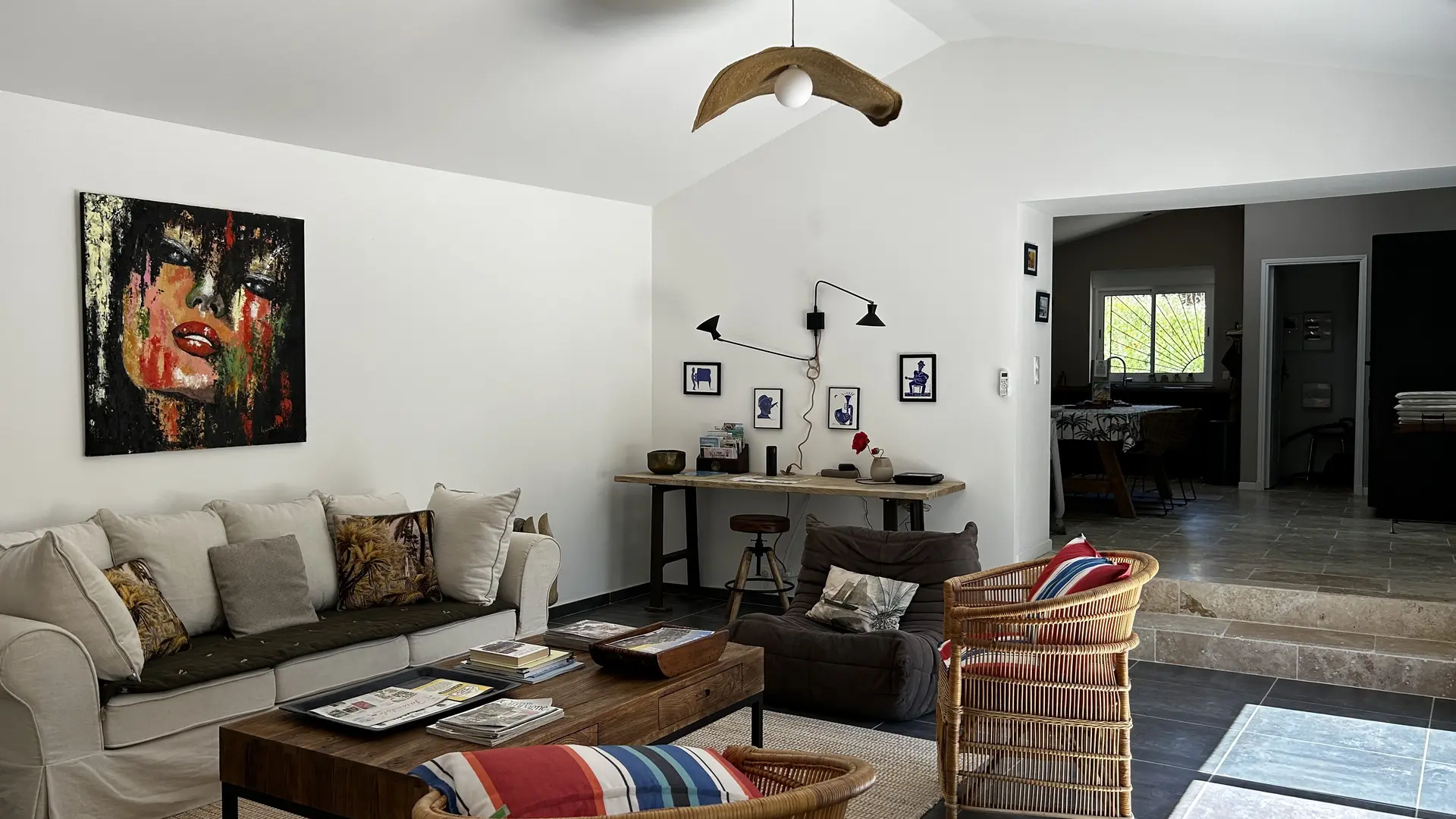 Mas Saint Antoine_L'Isle-sur-la-Sorgue salon avec vue sur cuisine