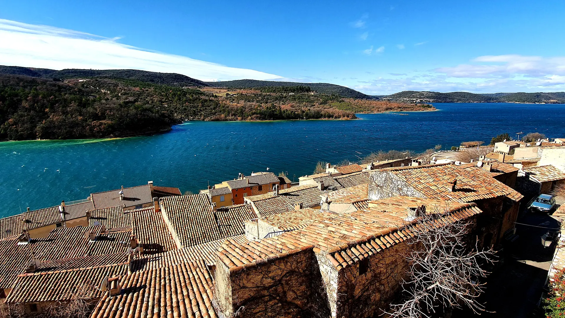 Vue sur les toits de Bauduen