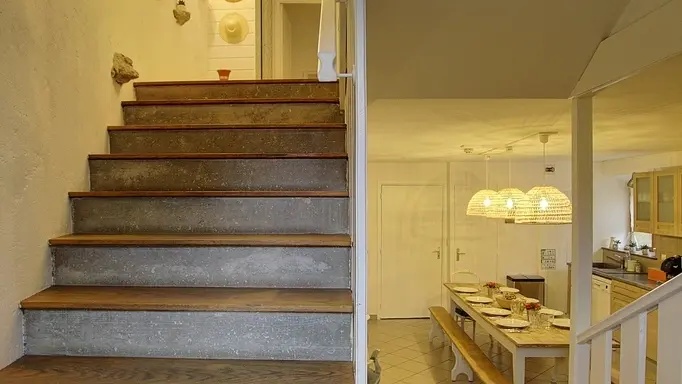 Hall d'entrée avec escalier vers les chambres