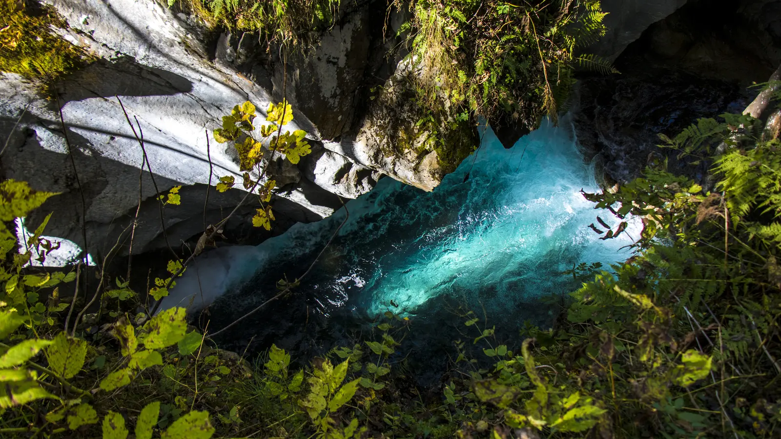 Rivière bleue dans les oulles du diable