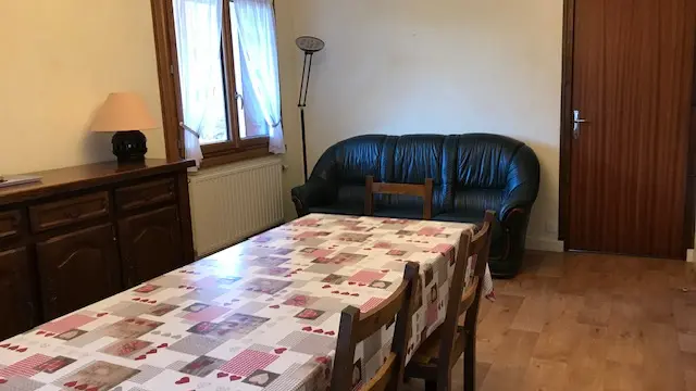 salon - salle à manger avec une table pour 6 personnes et un canapé