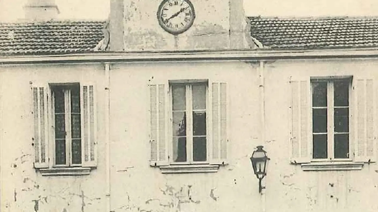 La façade de la mairie de Gassin autrefois