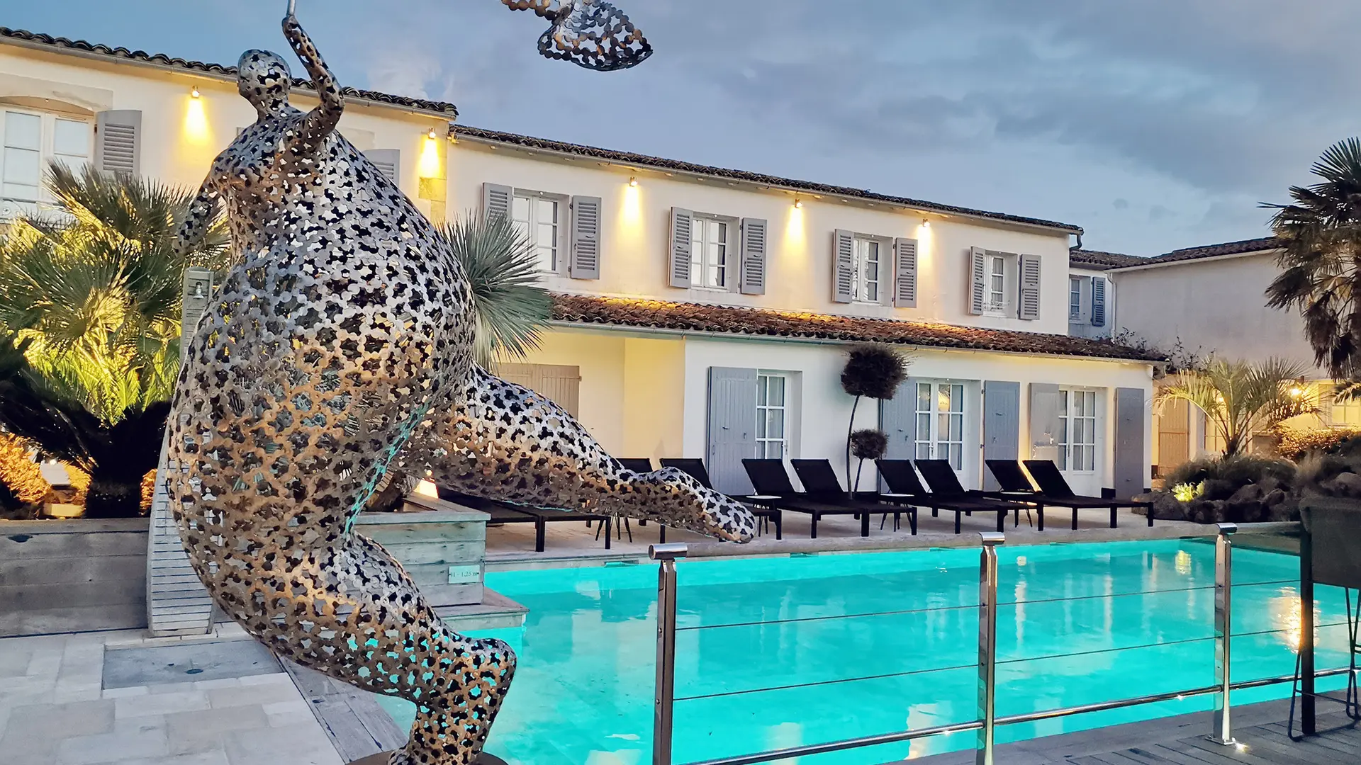 Piscine extérieure éclairée la nuit