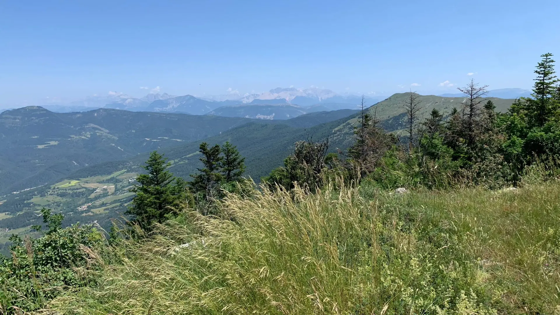 Vue sur la Barre des Écrins et la crête de l'Aup à l'est