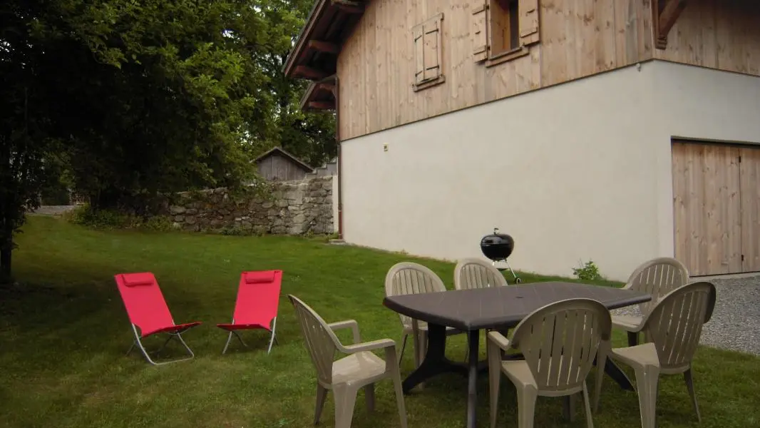 Jardin privé avec salon de jardin, barbecue...