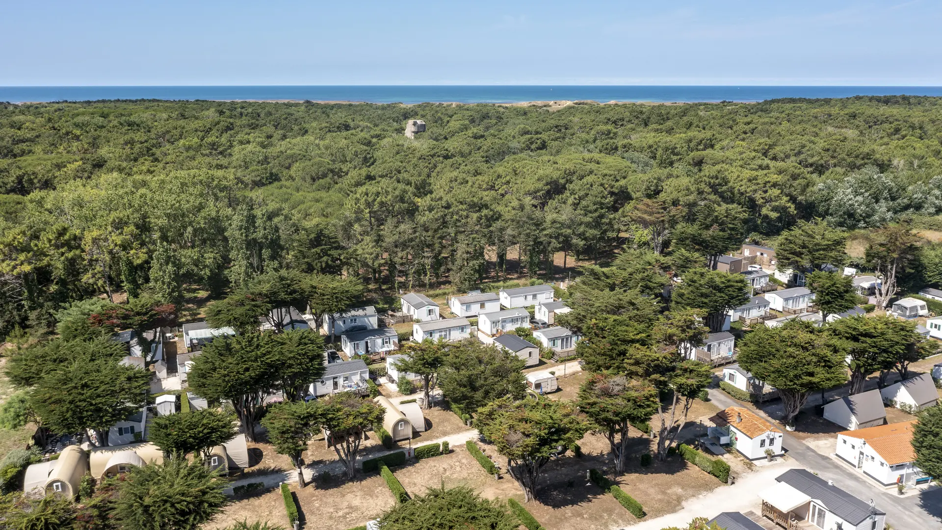 Luftaufnahme und Strand in der Ferne