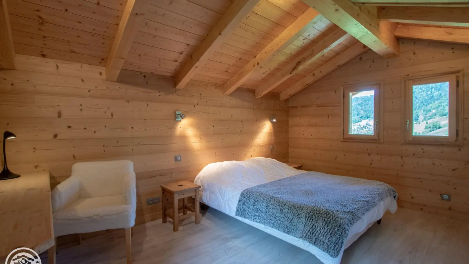 Chambre parentale et son coin bureau.