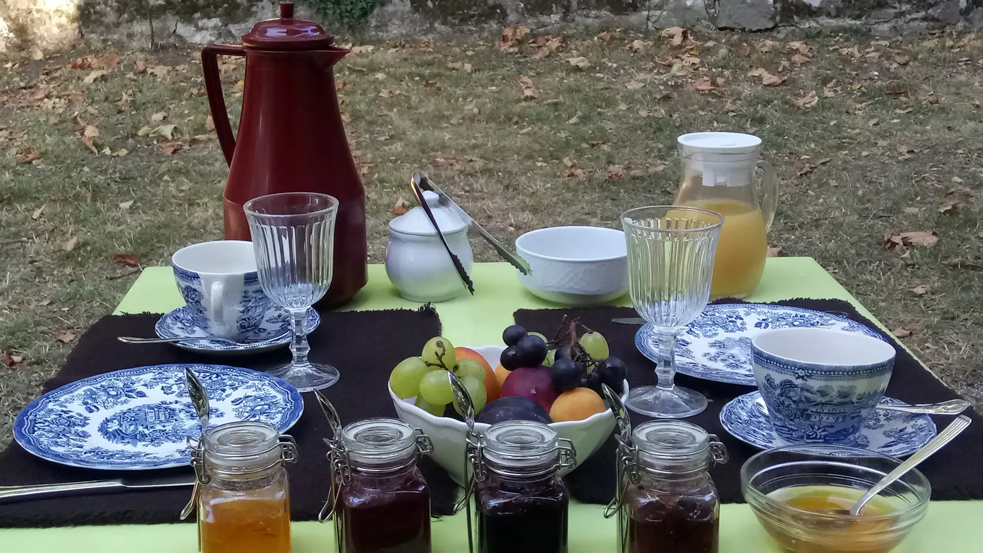 Le petit déjeuner au jardin