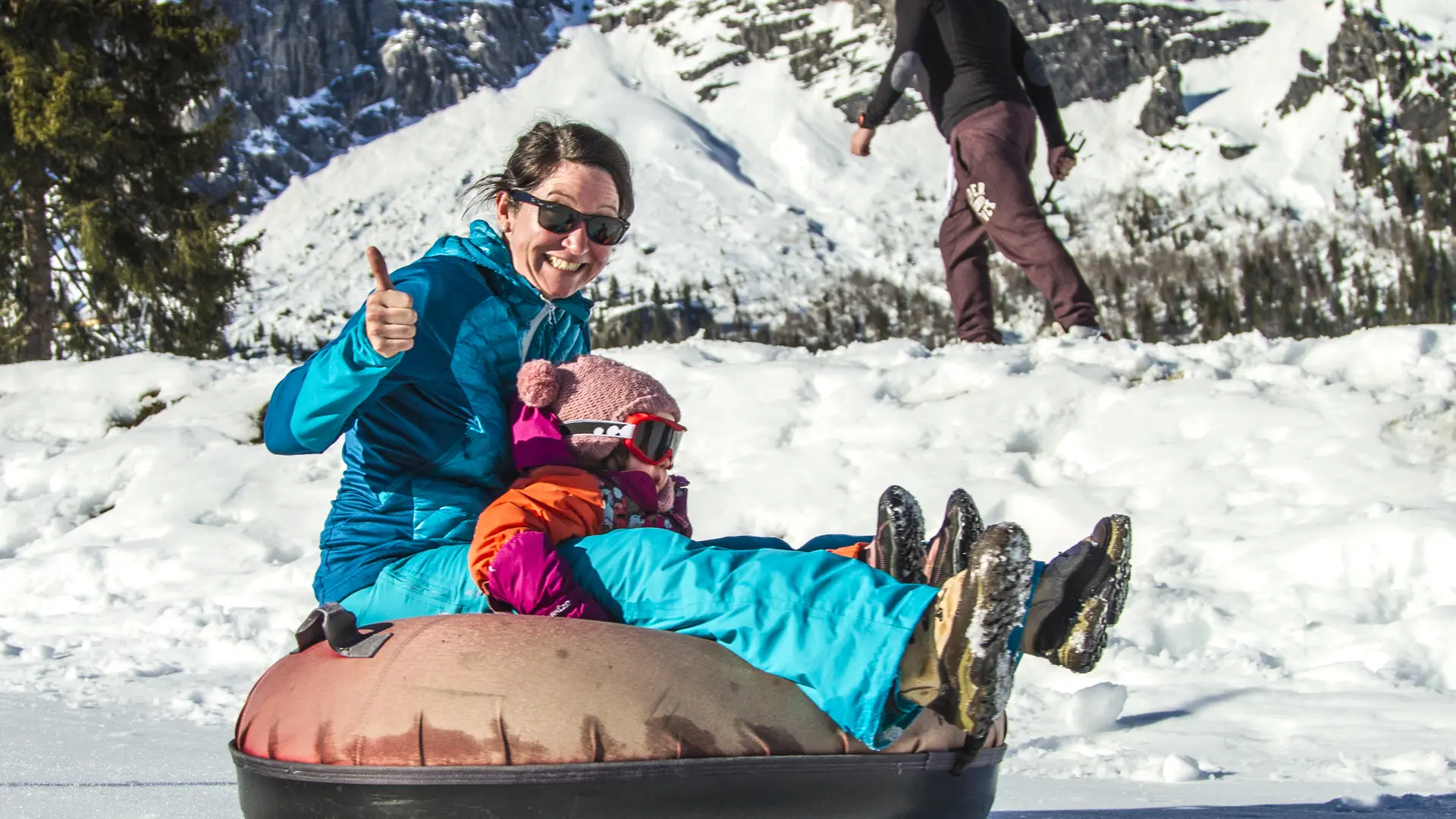 Descente en luge snowtubing en famille