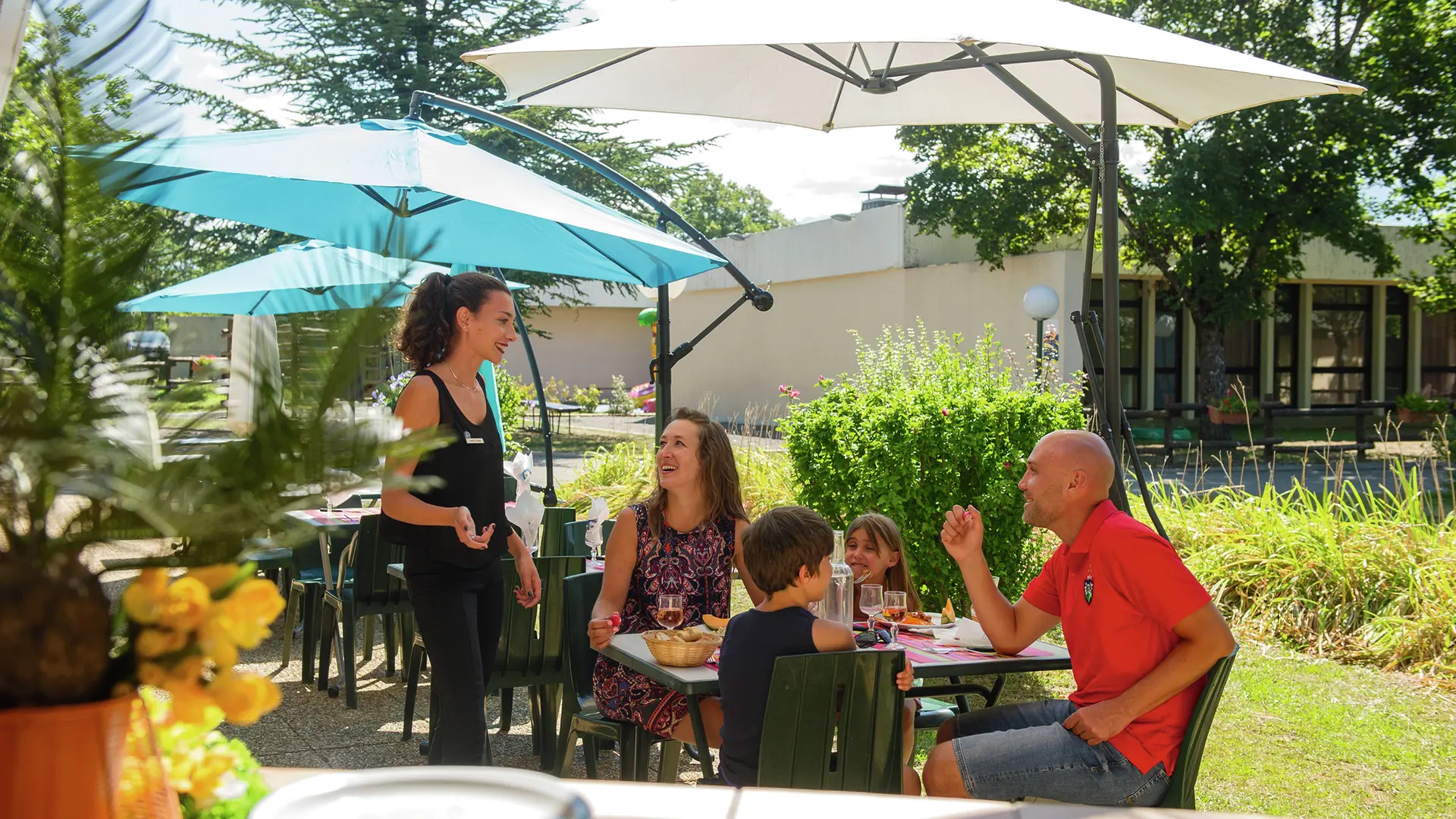 VTF Le Pigneroux - restauration en terrasse été