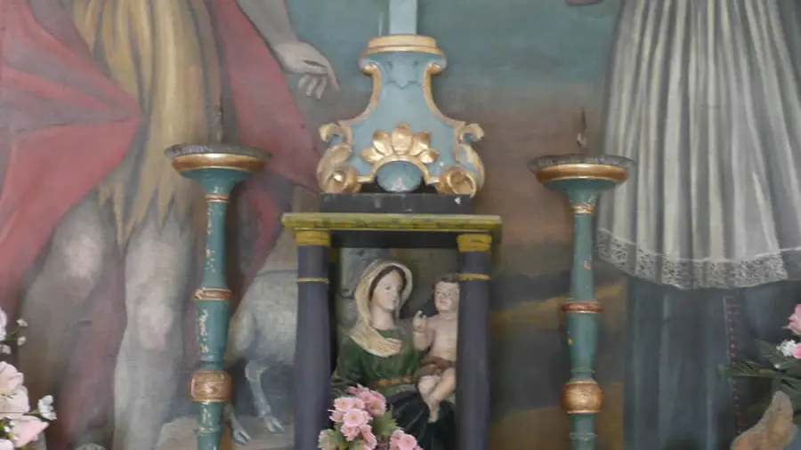 Une statuette devant le tableau
