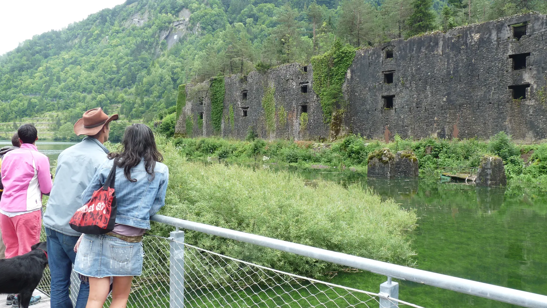Passerelle et grande glacière