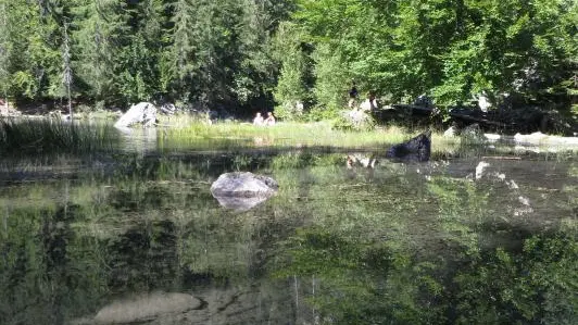 La chaine des Fiz se reflète dans le lac vert situé au dessus de village de Servoz