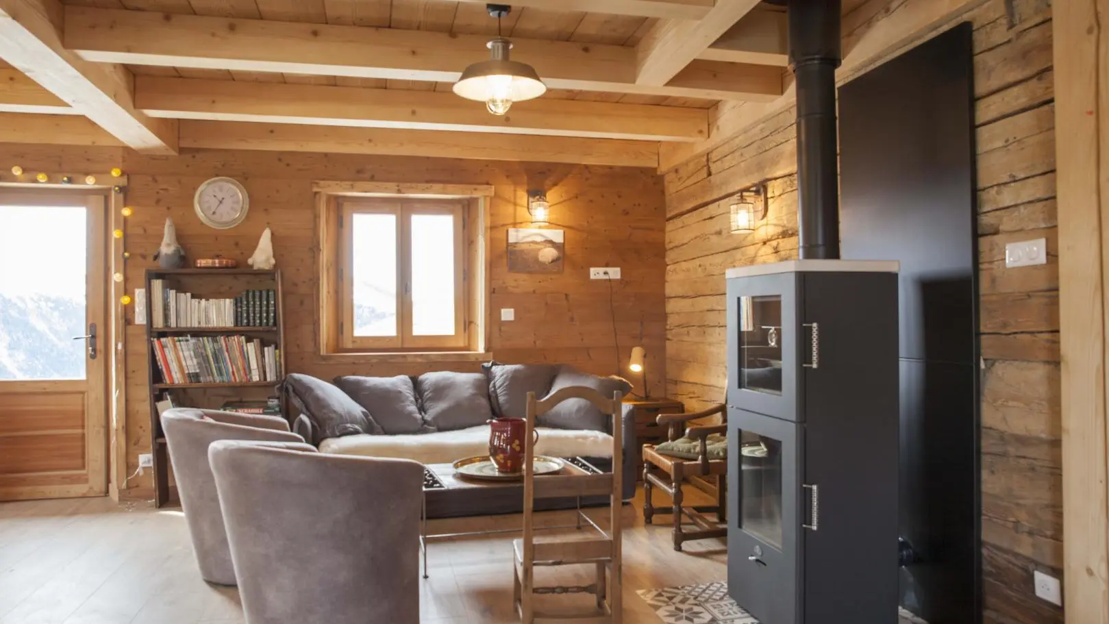 Coin feu avec poêle incluant un espace four