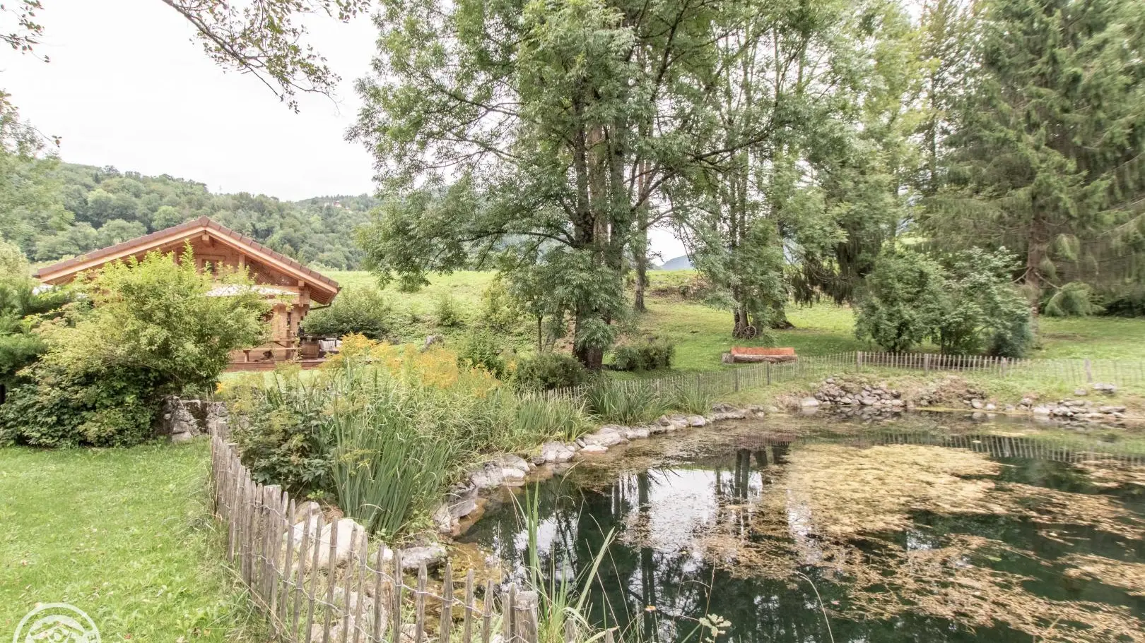 Espace aménagé devant le gîte