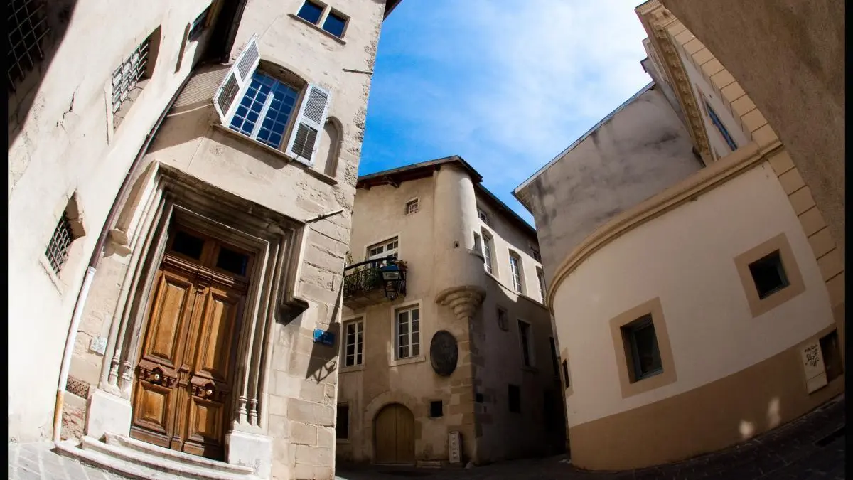 Place des trois carreaux centre ancien de Romans