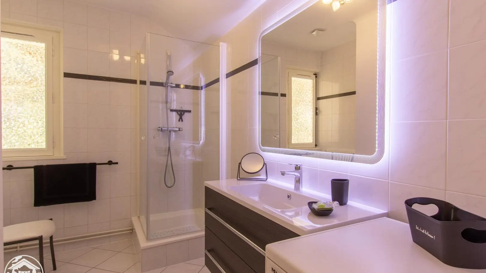 Salle de bain, douche, grande penderie, lave linge.