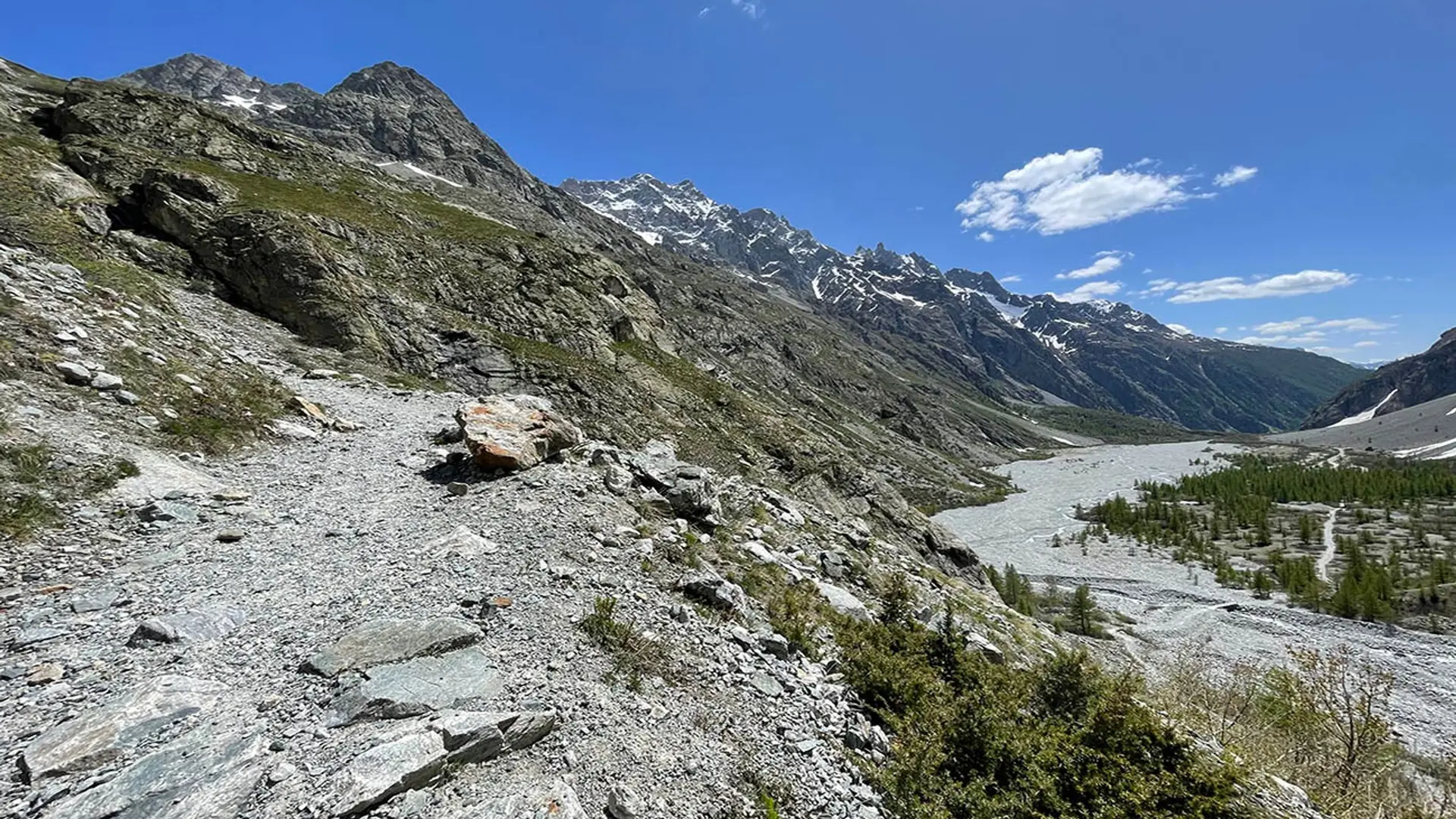 Marche d'approche sous le refuge du Glacier Blanc