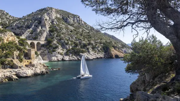 Catamaran dans la baie de Marseille. Départ l'Estaque
