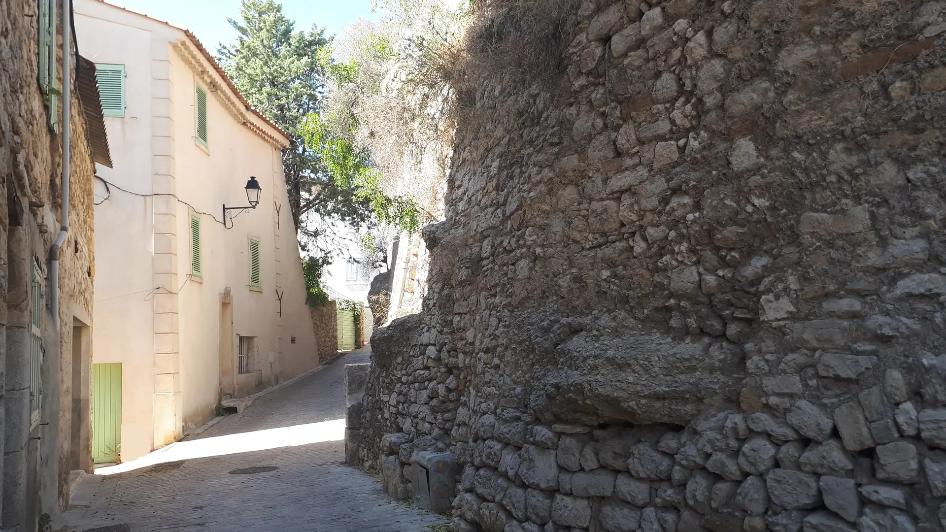 Rue du Jeu de Paume et remparts