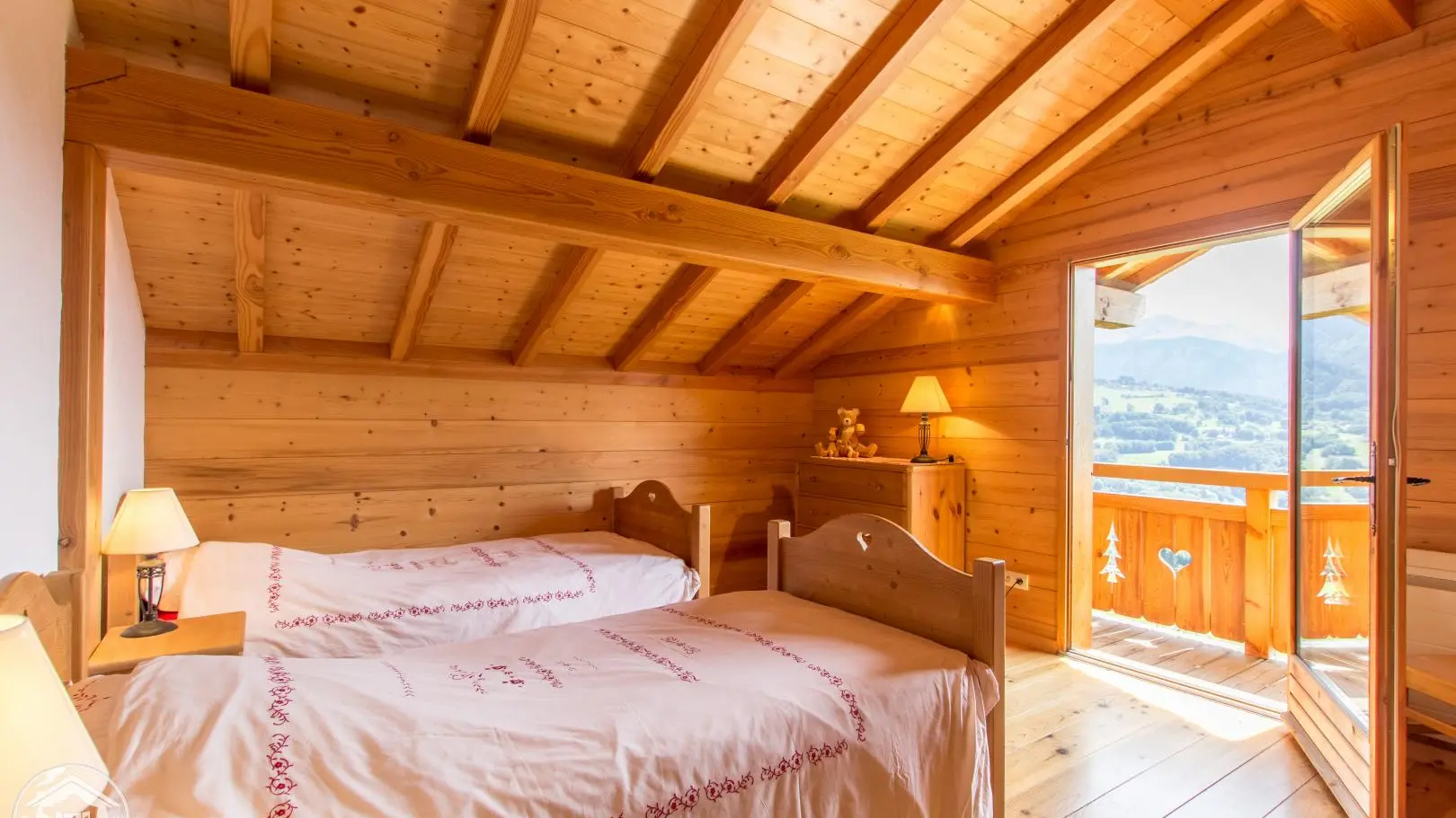 Chambre 4 deux lits simples , accès balcon