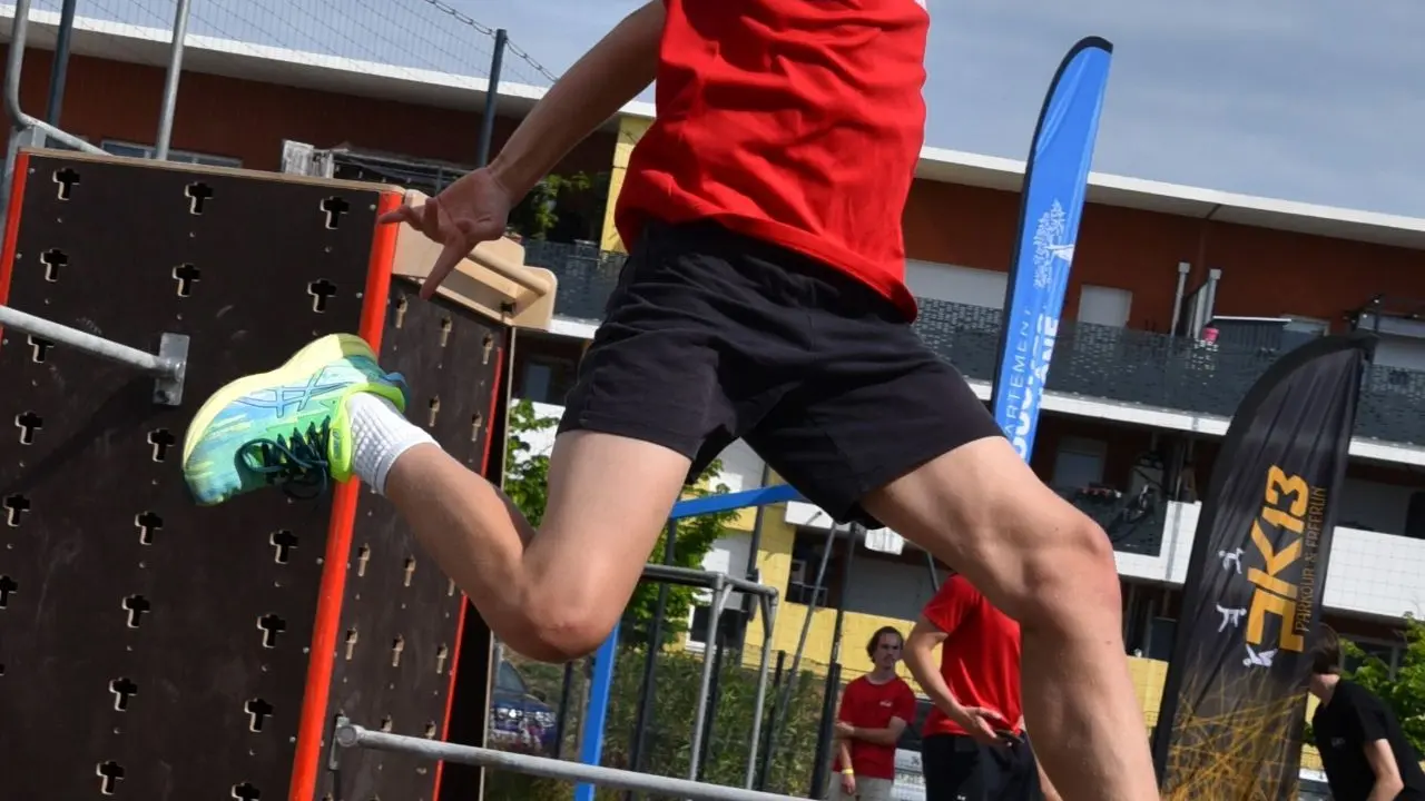 enfant qui fait un saut