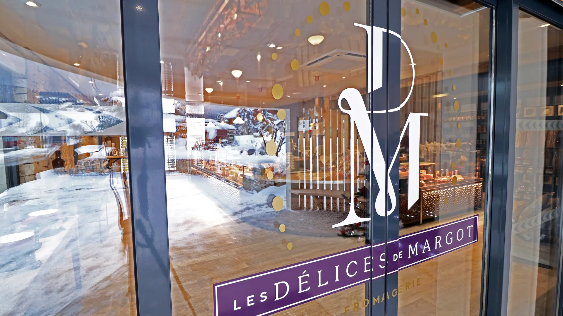 Porte vitrée coulissante avec le logo DM, Délices de Margot