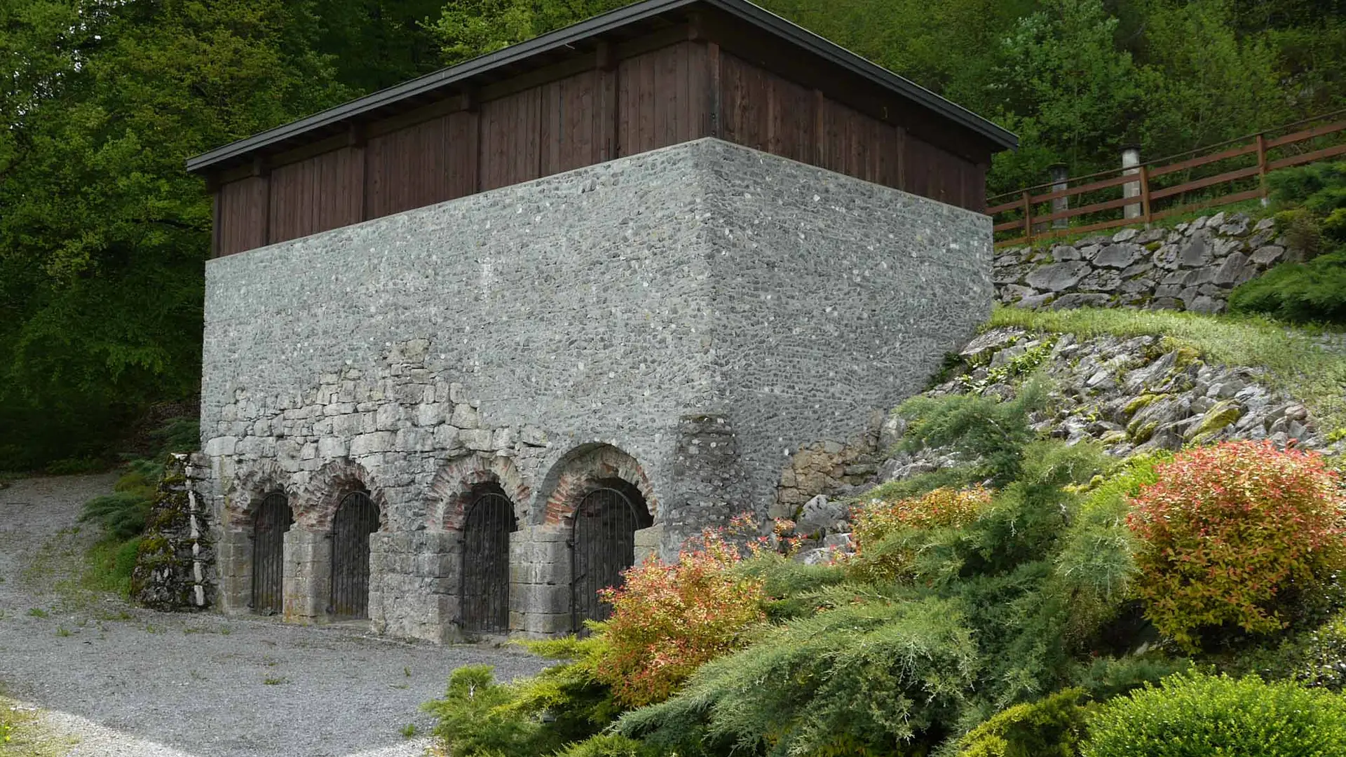 Site historique dans village calme Fours à chaux