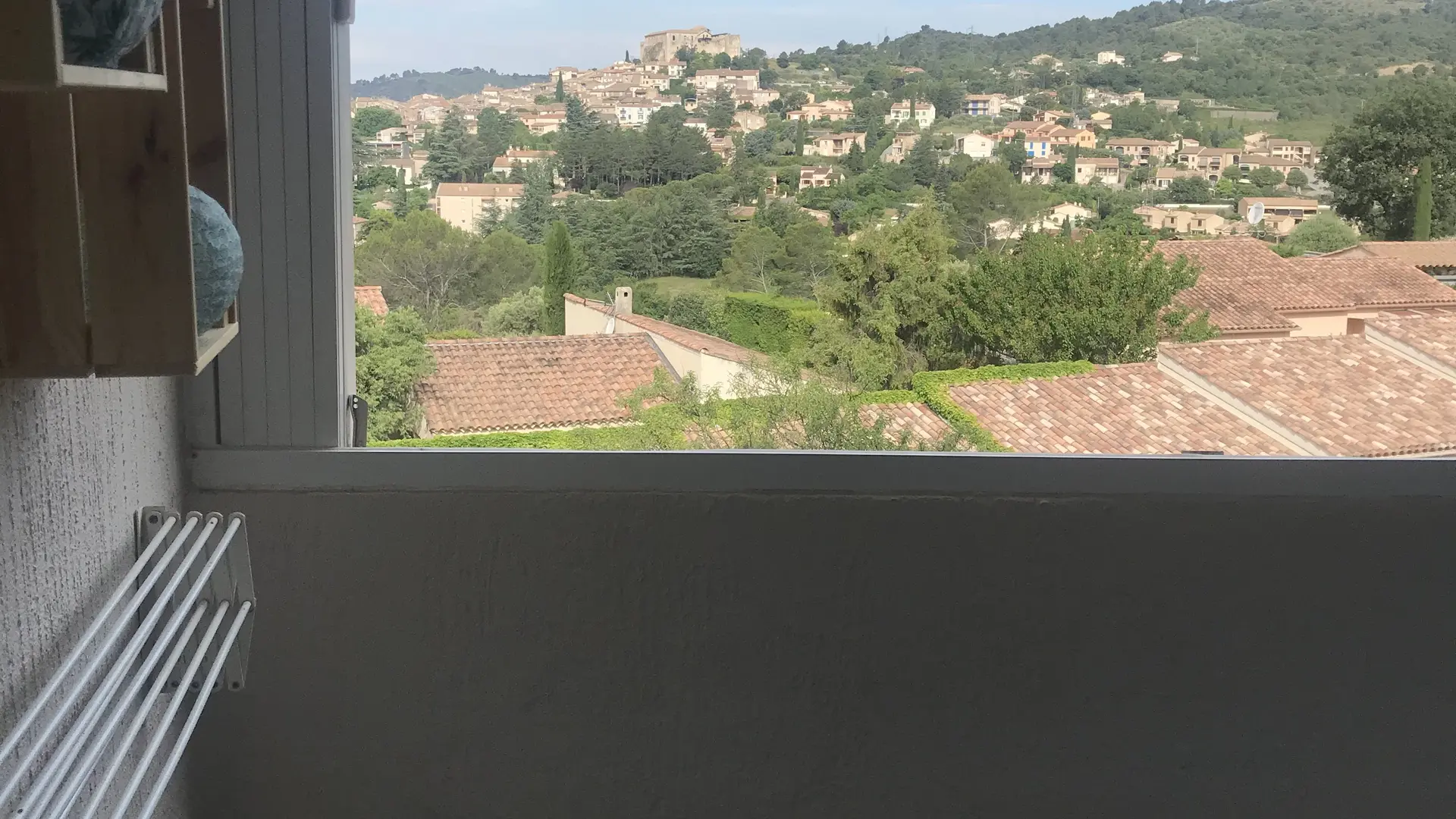 Loggia avec chaises et table. Superbe vue sur le château