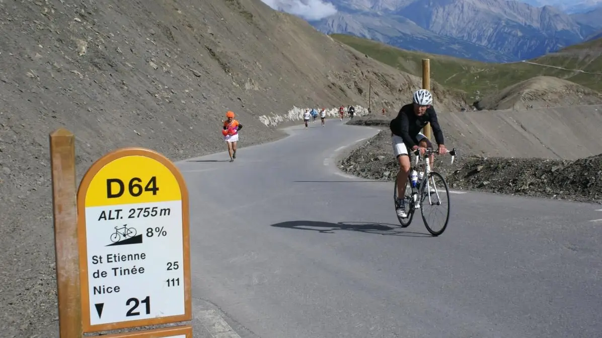 Départ du village pour la plus haute route d'Europe col de la Bonette 2860 m