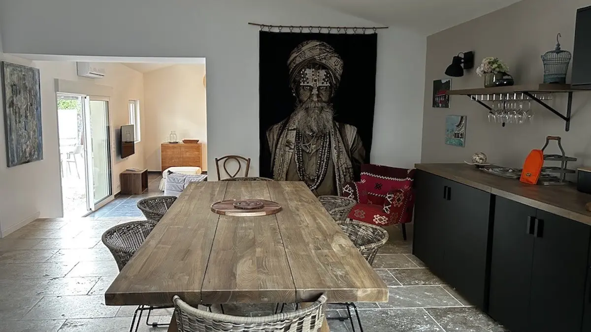 Mas Saint Antoine_L'Isle-sur-la-Sorgue cuisine avec vue sur coin salon