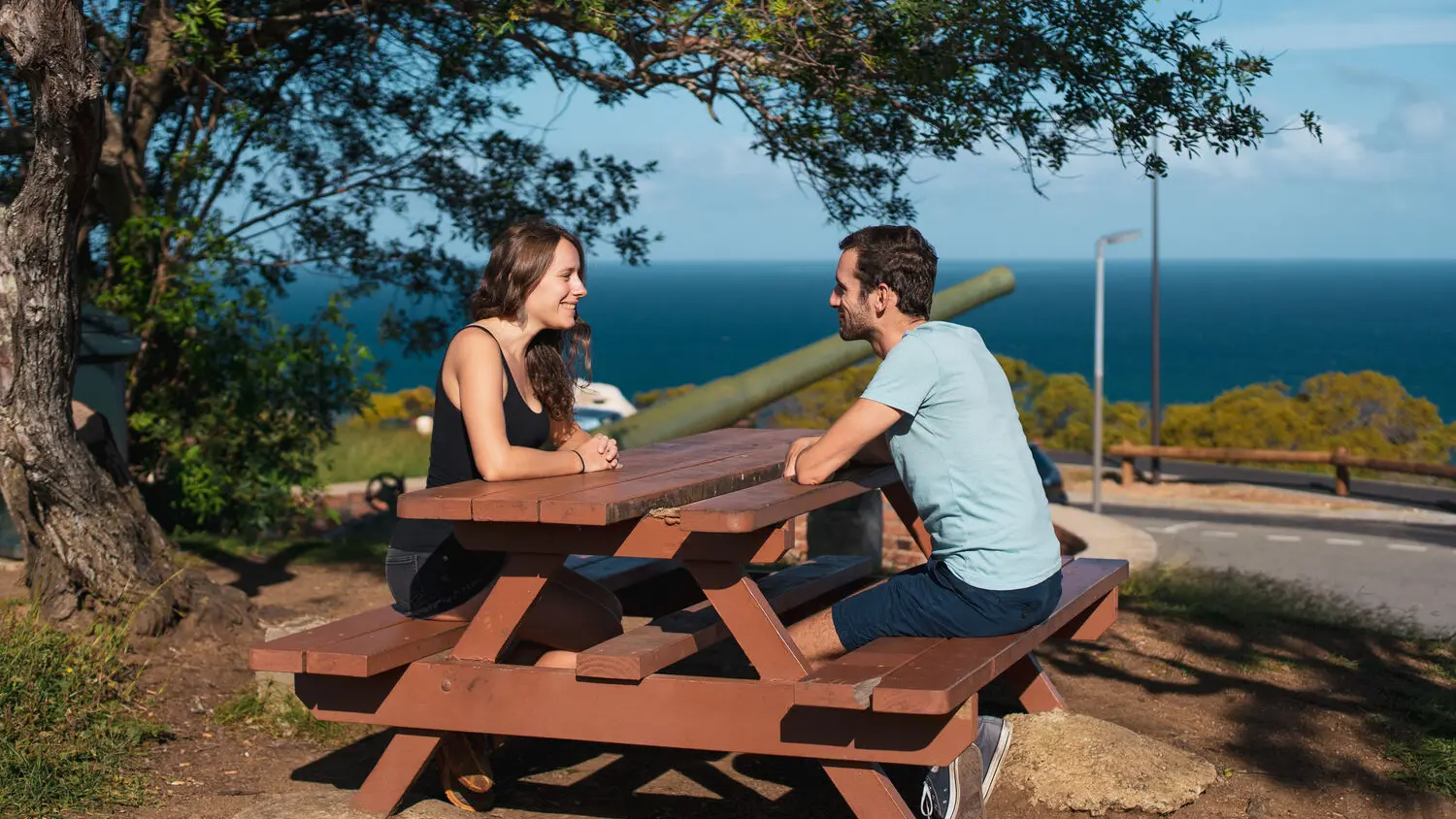 Have a picnic with several tables available on the Ouen Toro heights