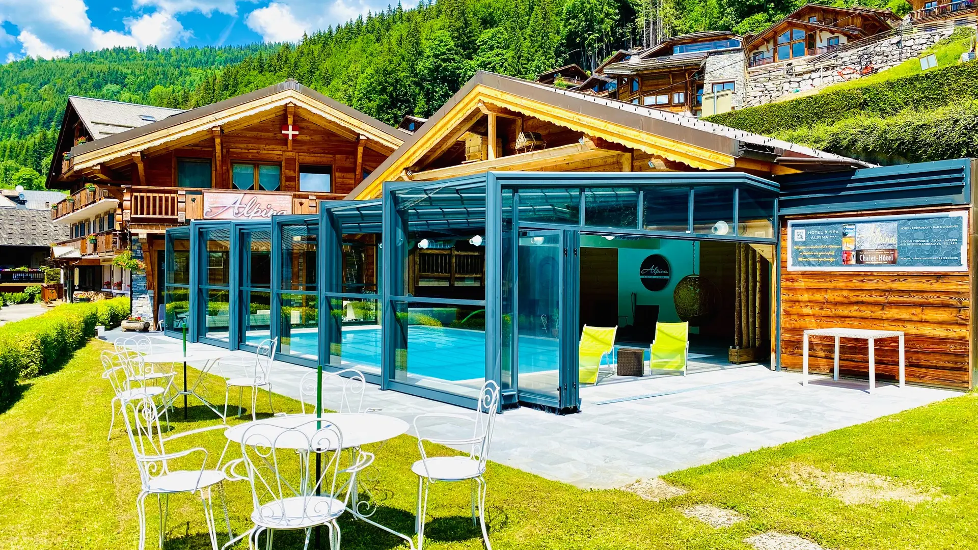 extérieur hôtel en été avec jardin et piscine