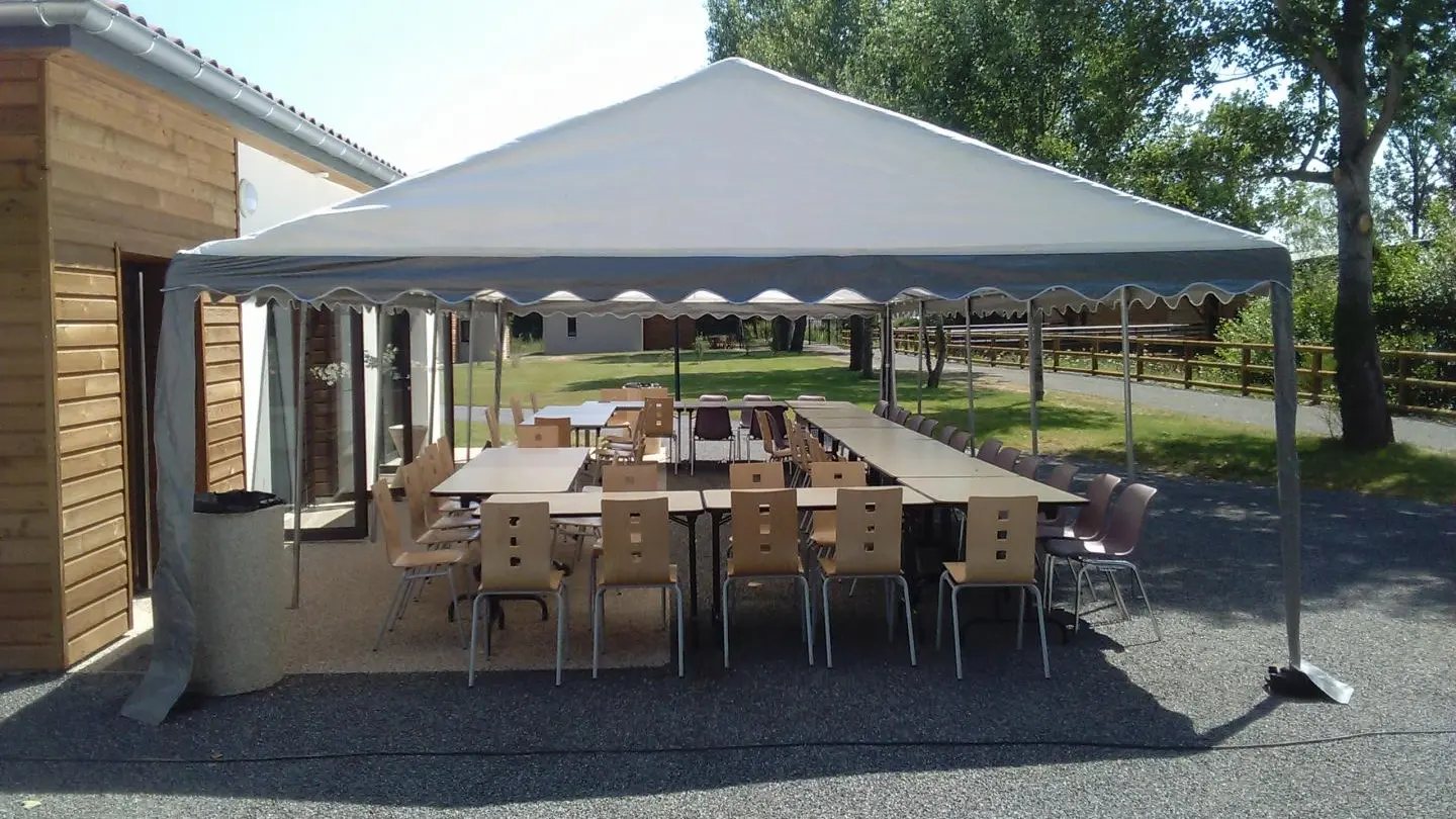 Possibilité de location : salle de réception avec barnum (voir avec le gérant du Domaine).