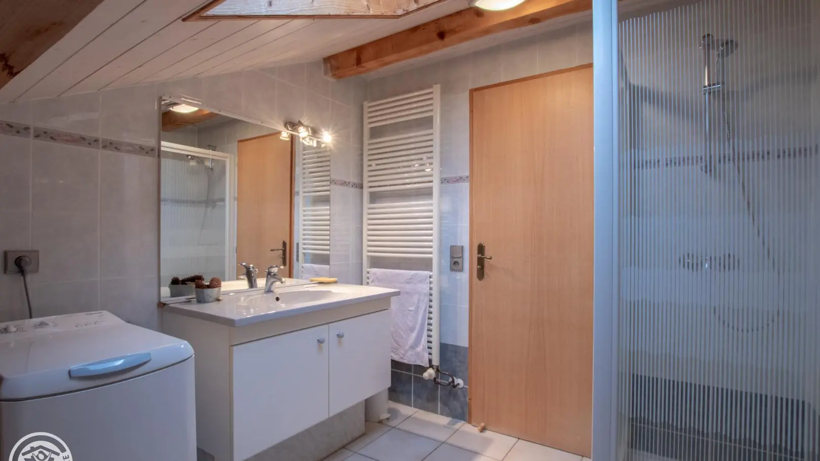 Salle de baibs avec douche