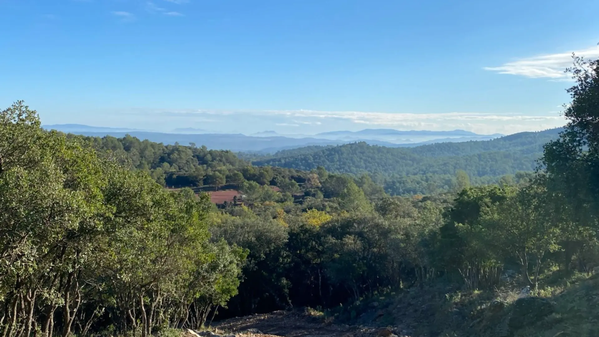 Panorama du haut du sentier avec toutes les collines environnantes