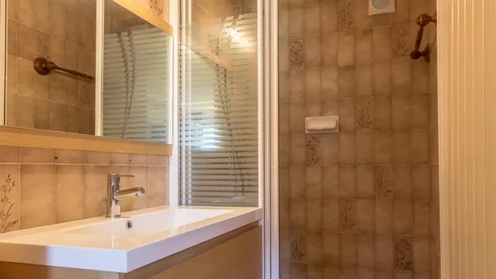 La salle d'eau du bas