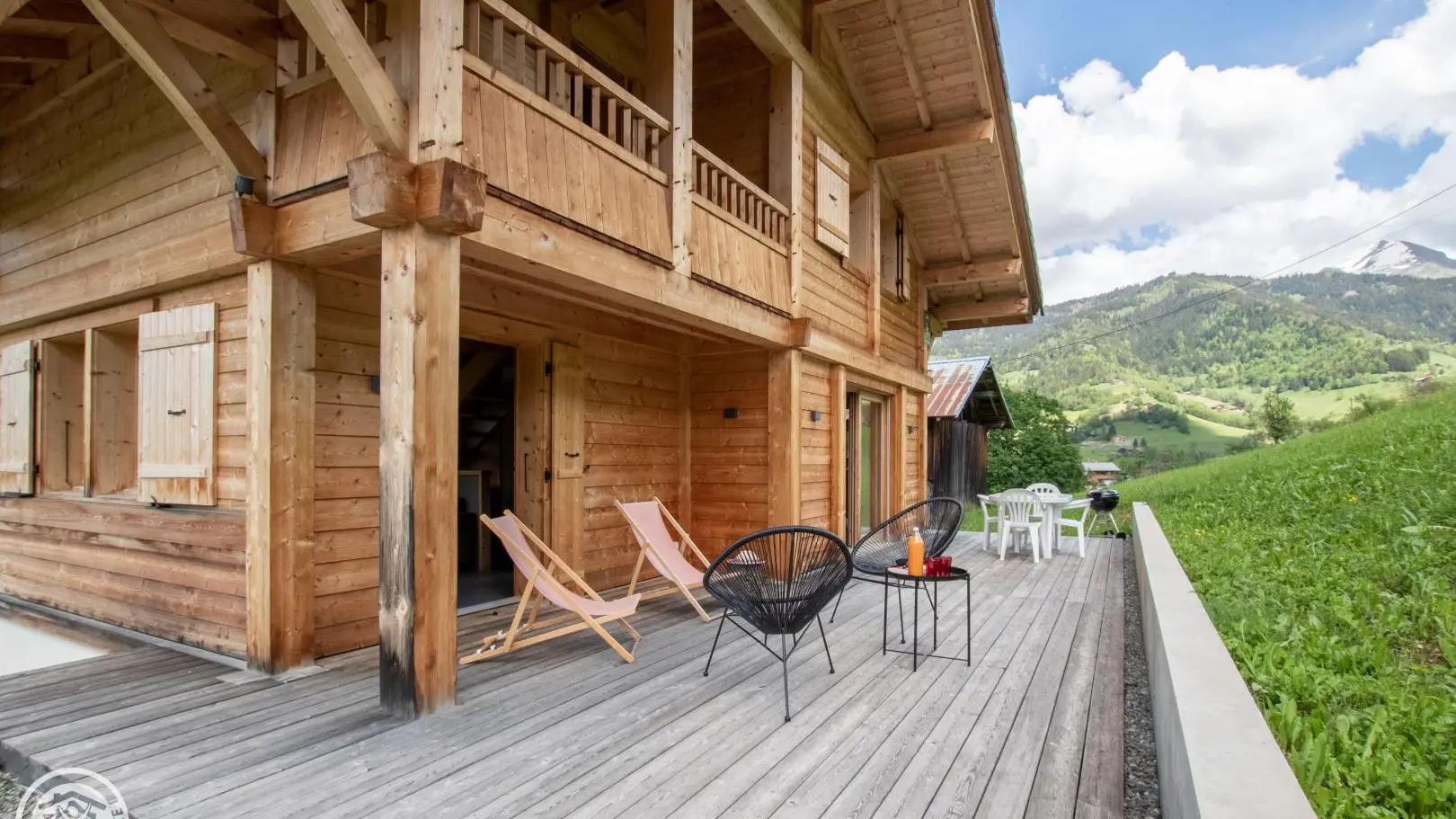 Belle terrasse avec vue sur les sommets et les pâturages.