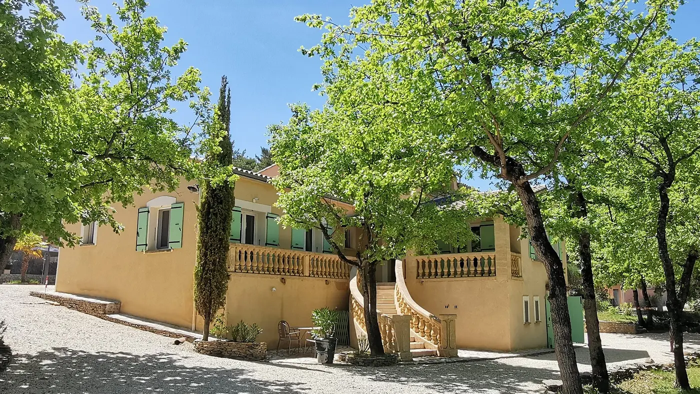 Les extérieurs - l'entrée