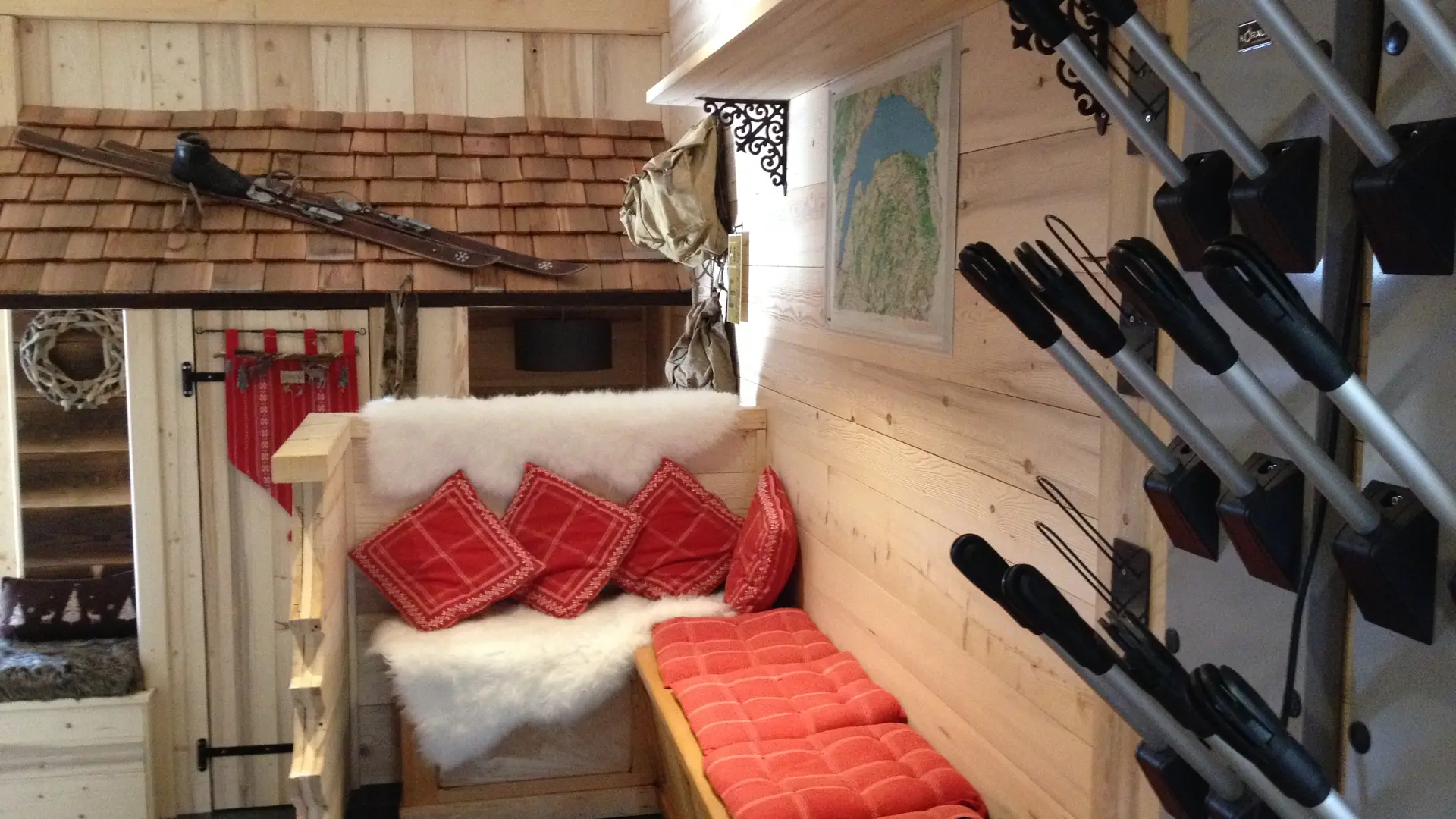Local à skis avec banquettes et sèche chaussures