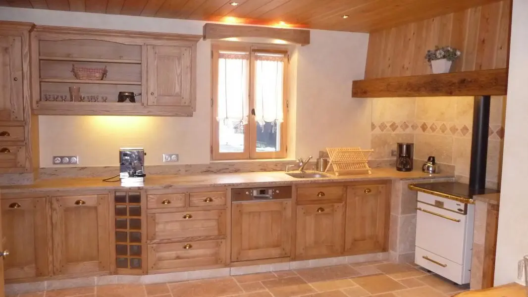 Cuisine ouverte sur salle à manger et séjour