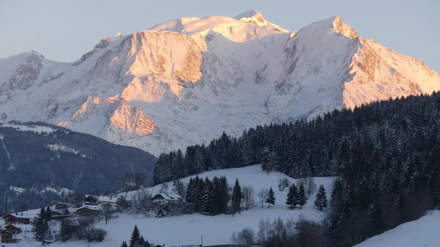 Vue depuis l'appartement : couché de soleil sur le Mont-Blanc