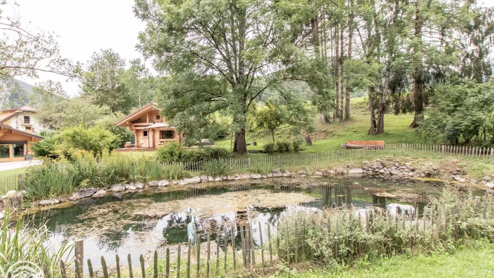 Propriété close avec terrain aménagé