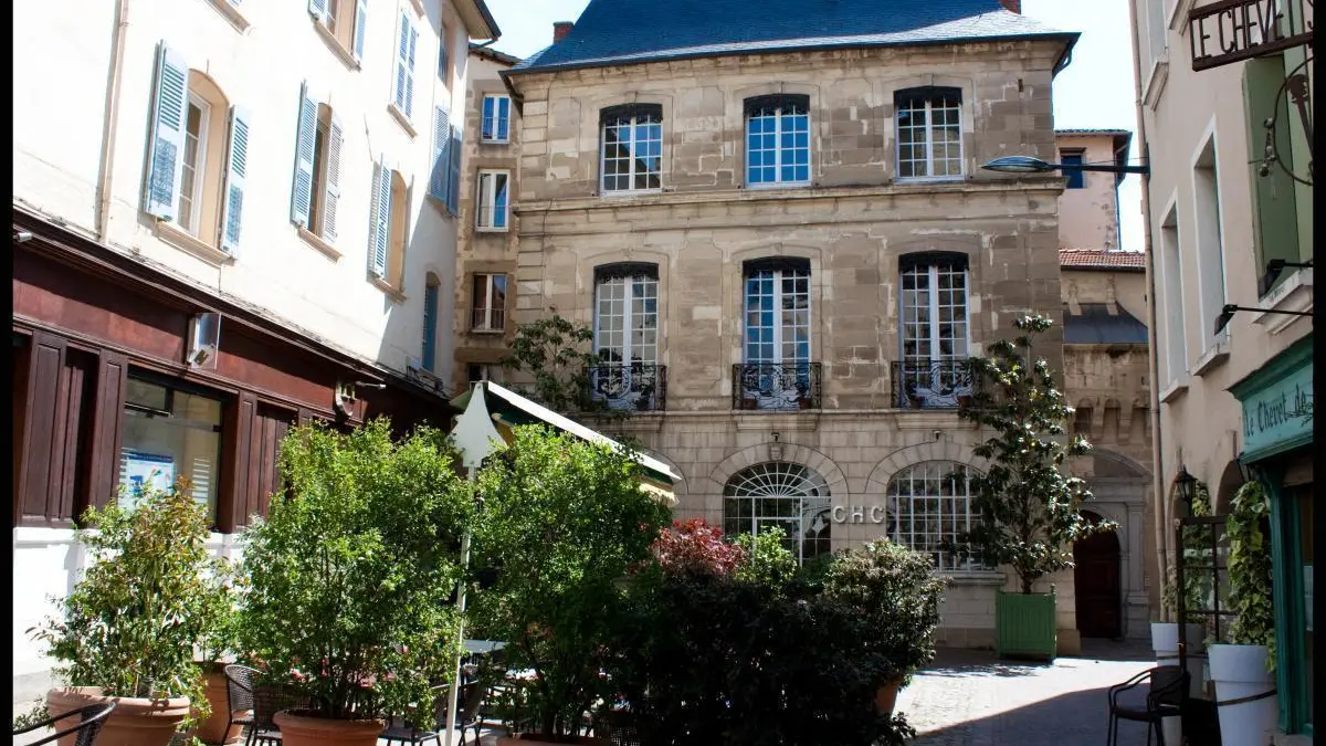 Place aux Herbes aux abords de la collégiale Saint Barnard centre ancienn