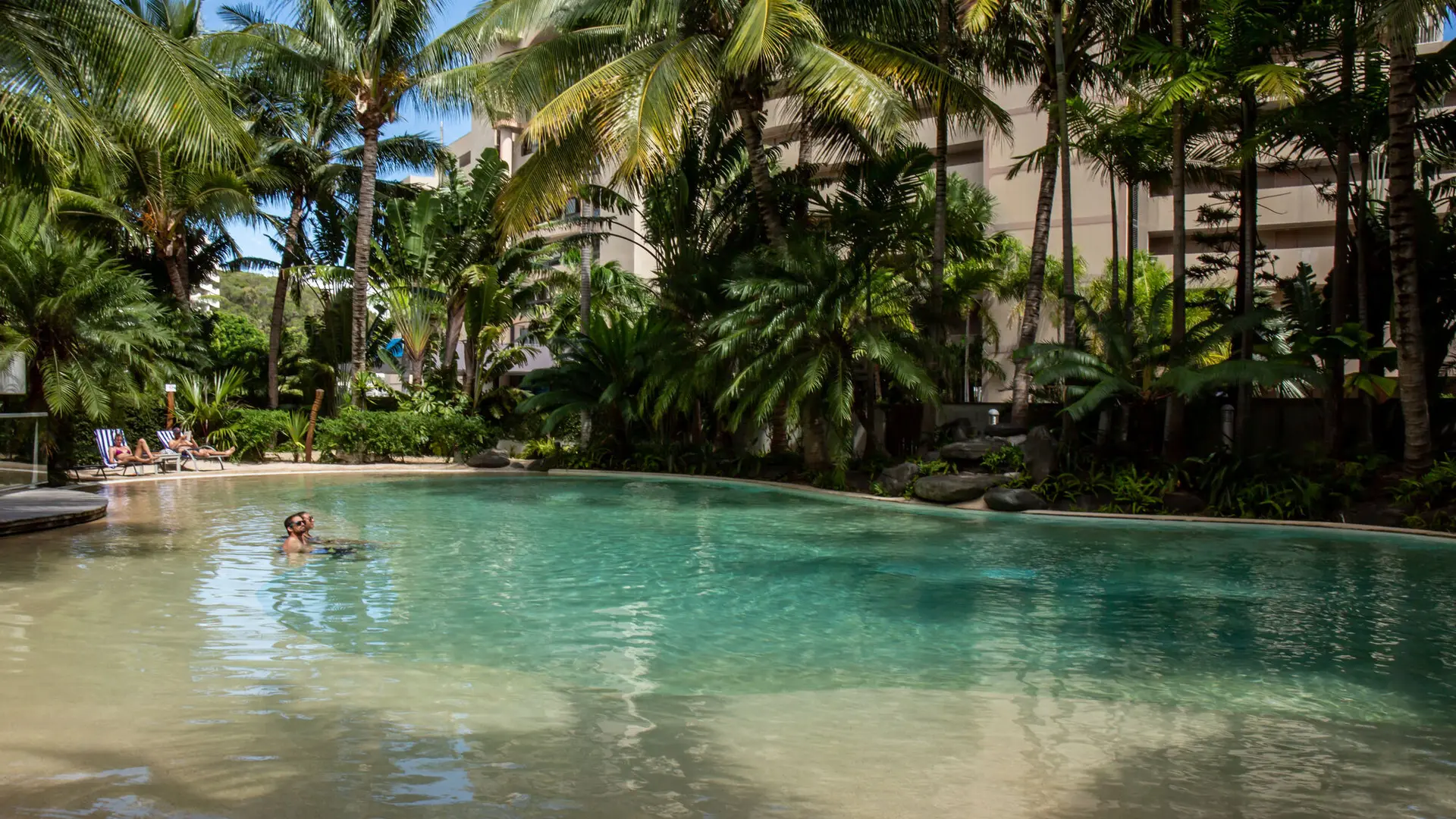 Piscine - Ramada Hôtel & Suites Nouméa