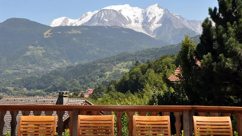 Le Mont Blanc depuis la terrasse. Grande table en teck avec 10 fauteuils.