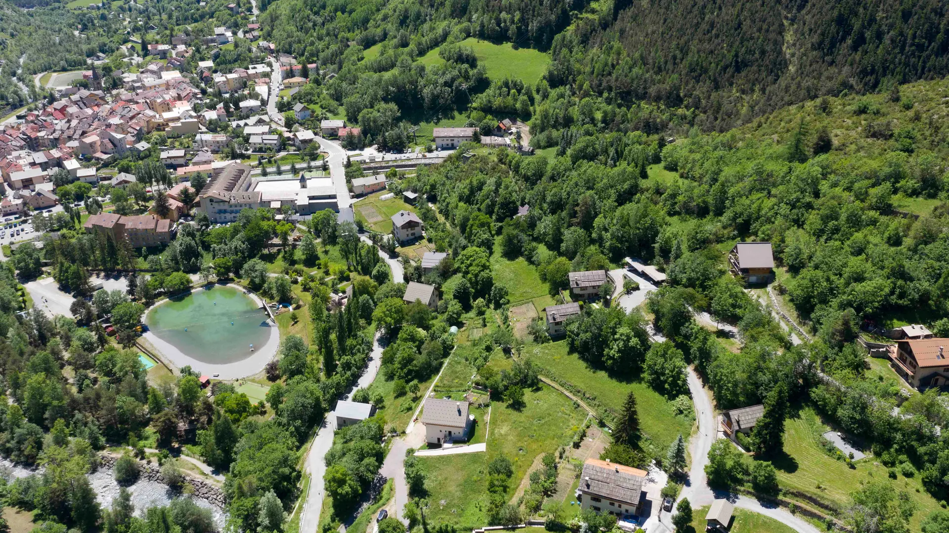 le village avec le plan d'eau et la base de loisir