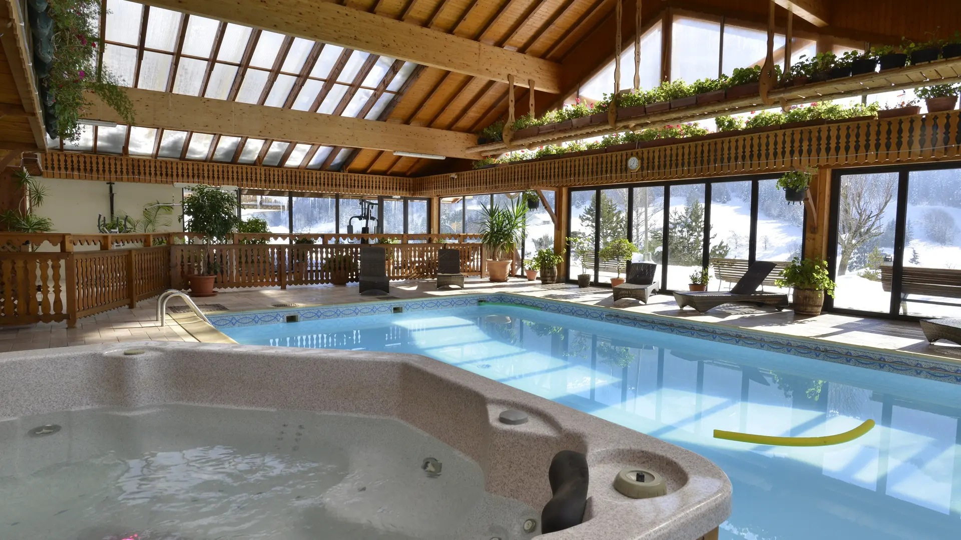 spa jacuzzi piscine hotel le ferraillon