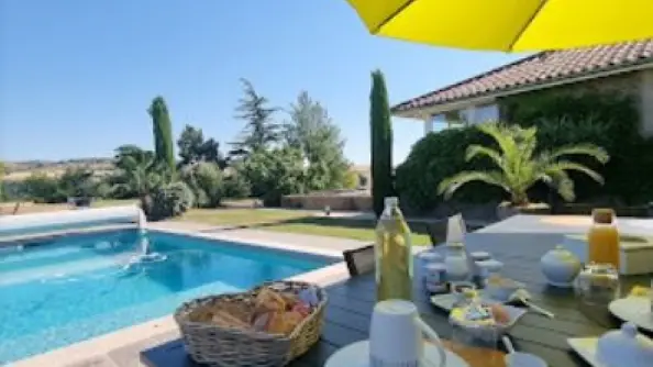 Déjeuner au bord de la piscine